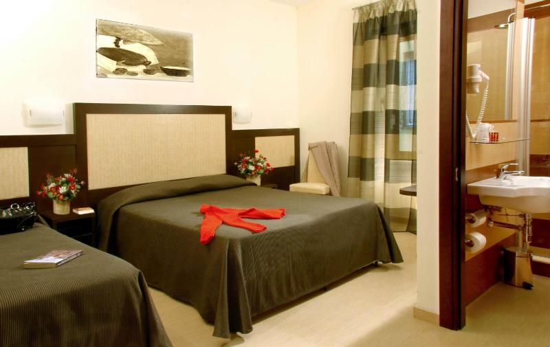 Standard Triple Room image 2