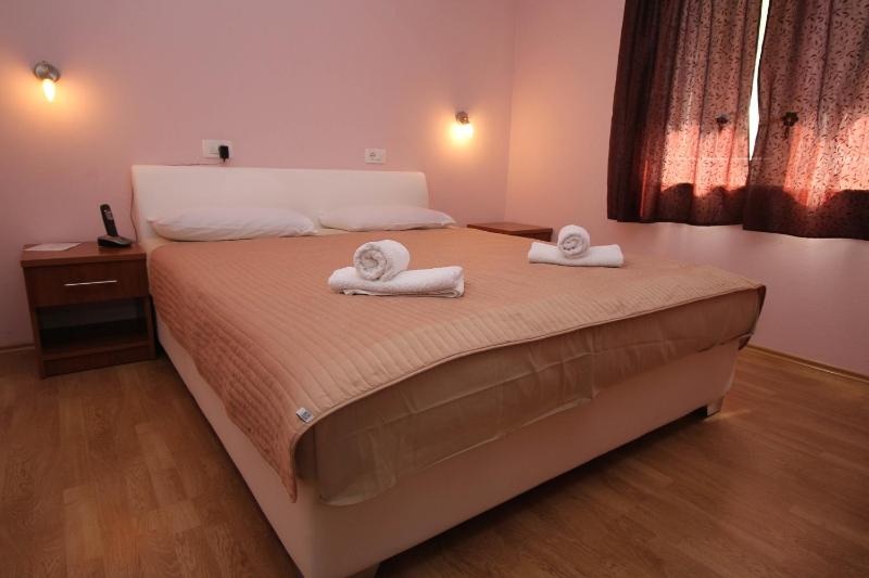 Standard Twin Room image 2