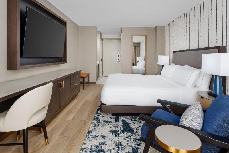 Deluxe King Room with Tub - Mobility Accessible image 4
