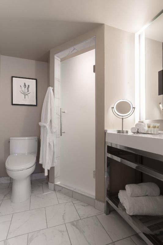 Deluxe King Room image 1
