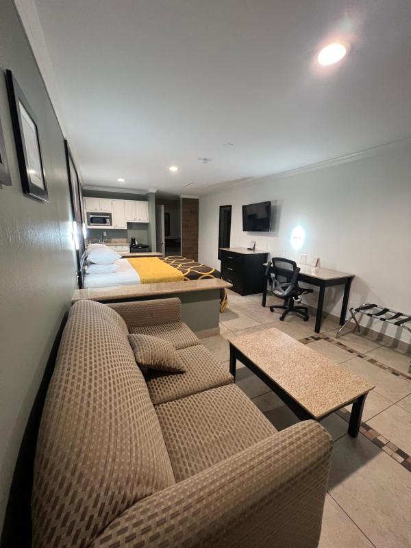 King Suite - Non-Smoking image 4