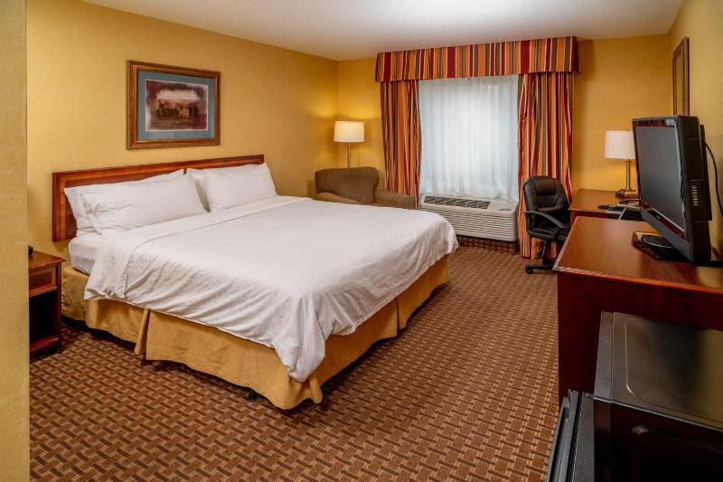 Standard King Room image 4