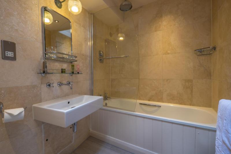 Twin Room image 4