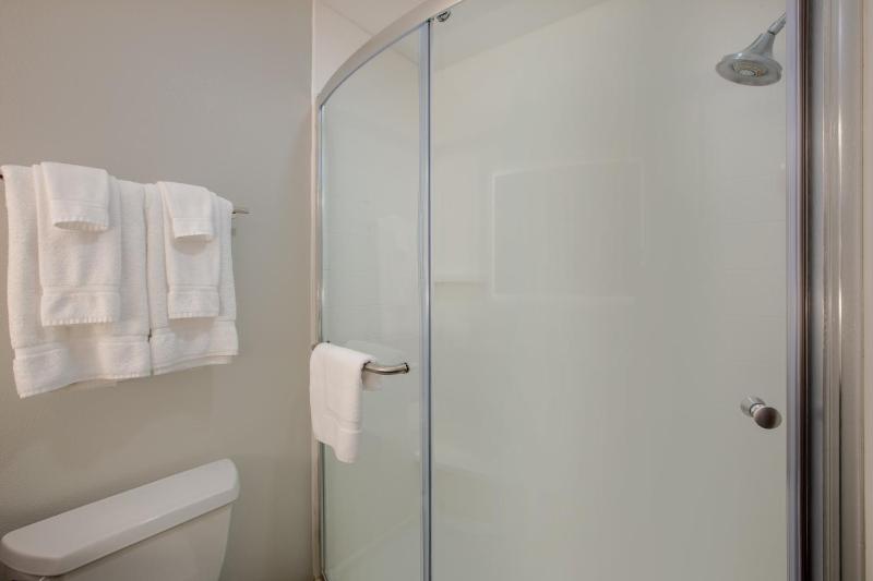 Standard King Room image 3