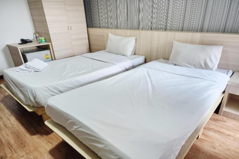 Standard Twin Room image 1