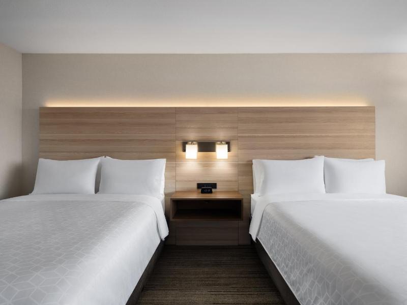 Queen Room with Two Queen Beds with View image 3