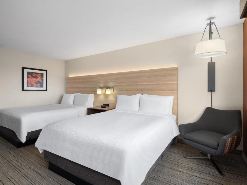 Queen Room with Two Queen Beds with View image 4