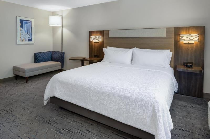Standard King Room image 4