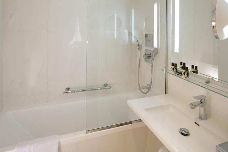 Junior Suite with Spa Bath image 3