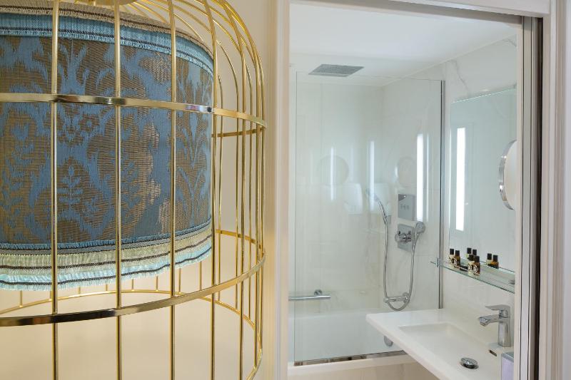 Junior Suite with Spa Bath image 4