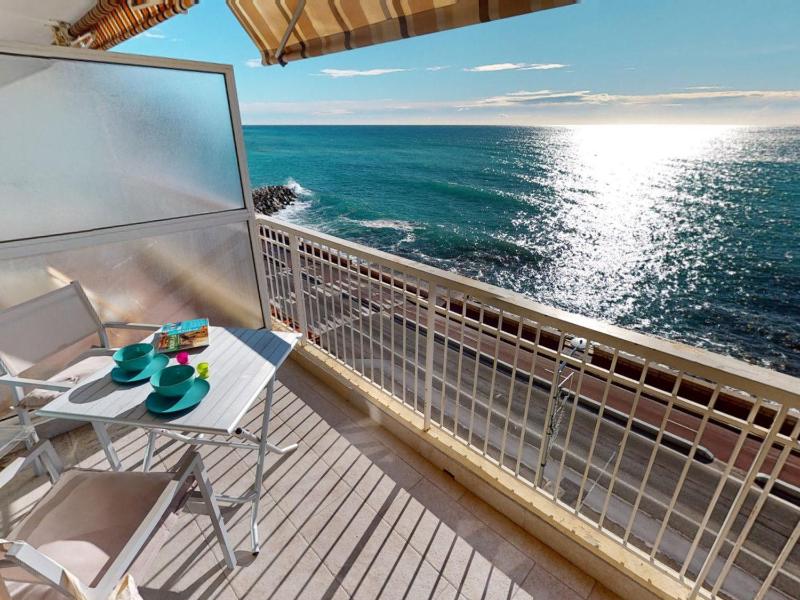 Studio climatisé avec terrasse face à la mer - FR-1-196-346 Images