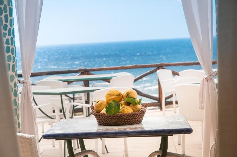 Superior Double or Twin Room with Sea View image 1