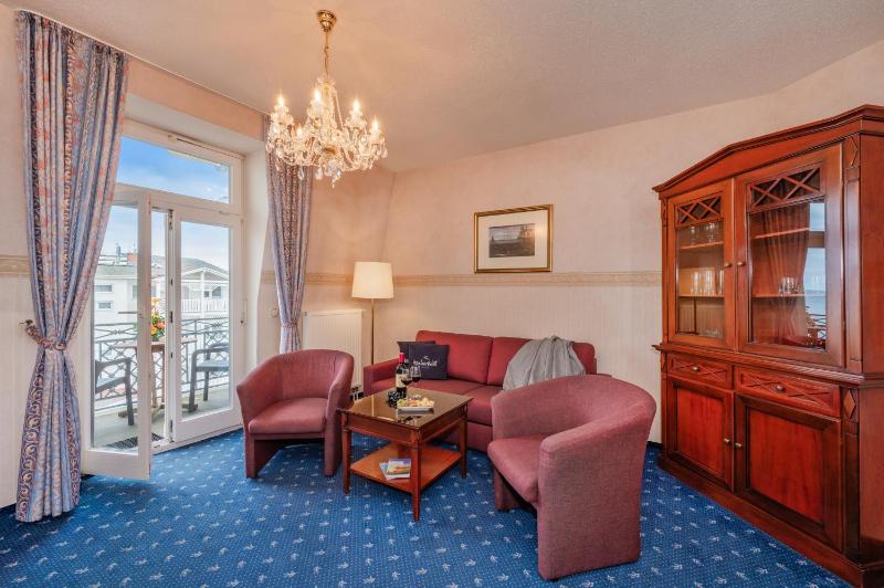 One-Bedroom Apartment with Sea View and Balcony - Second Floor image 4
