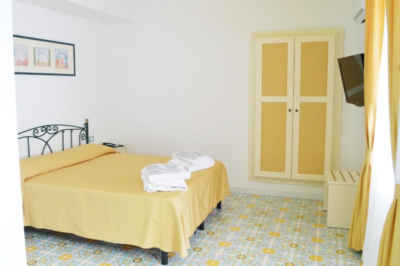 Superior Double or Twin Room with Sea View image 3