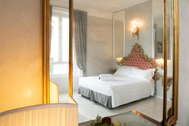Deluxe Double or Twin Room with Sea View image 4