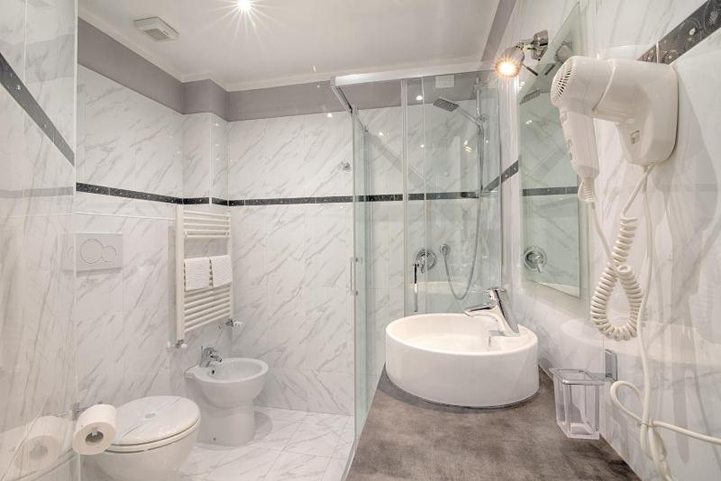 Superior Double or Twin Room with Sea View image 3