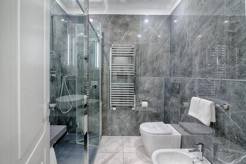 Double Room with Balcony image 4