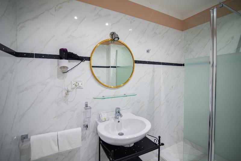Double Room with Balcony image 3