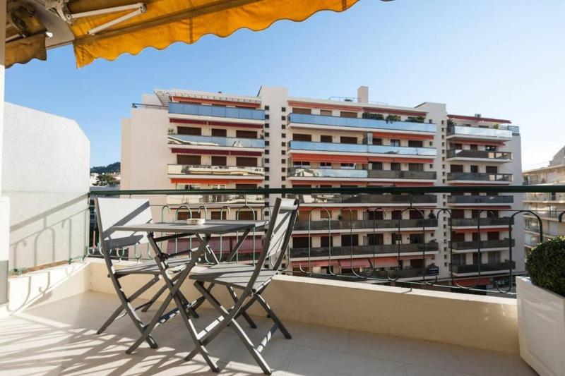 Downtown Cannes Modern 1-Br Apartment - image 26