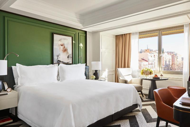 Deluxe Double or Twin Room image 4