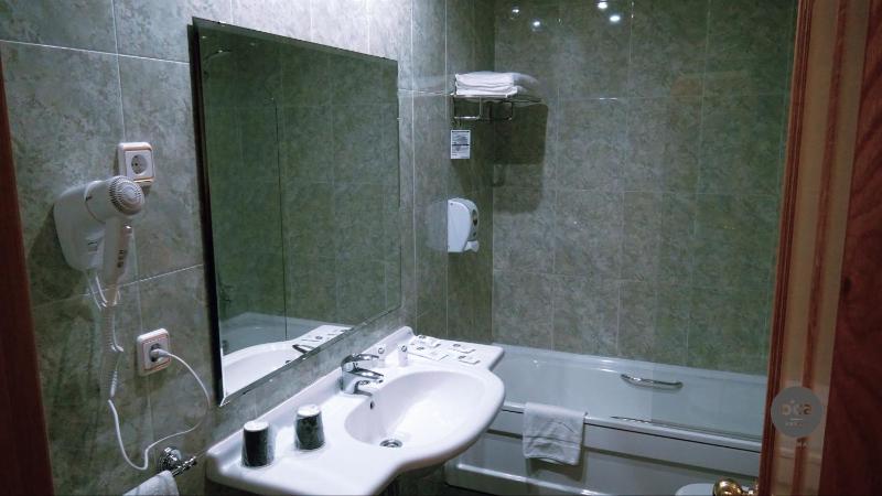 Twin Room with Sea View image 2