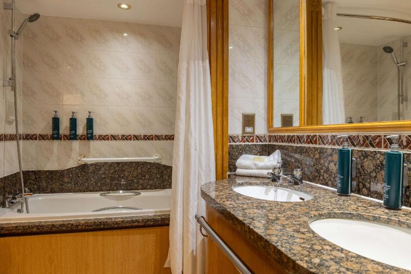 Grand Hilton Suite image 3