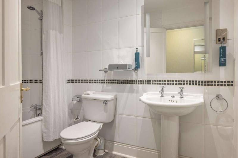 Deluxe Double Hilton Guest Room image 4