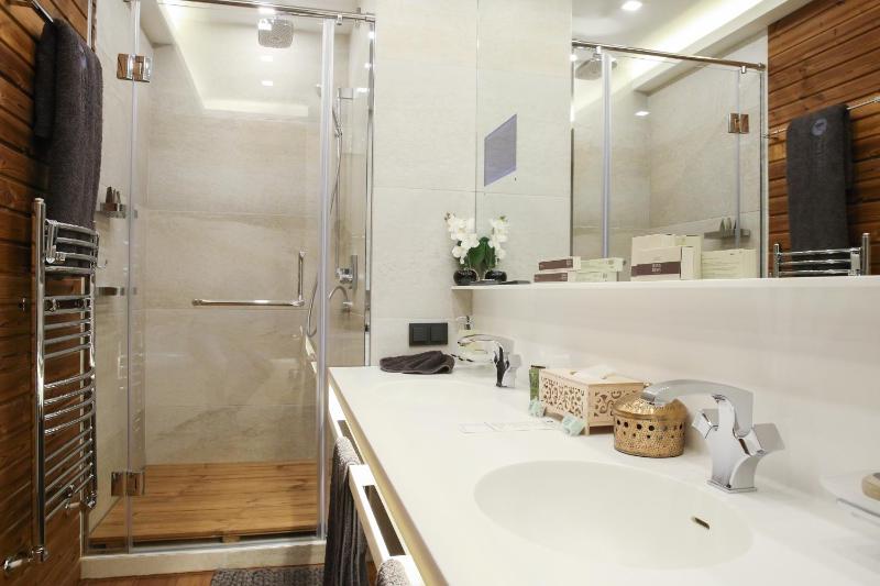 Presidential One-Bedroom Apartment (2 Adults + 2 Children) image 3