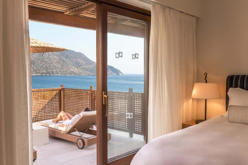 Deluxe Suite Sea View image 3