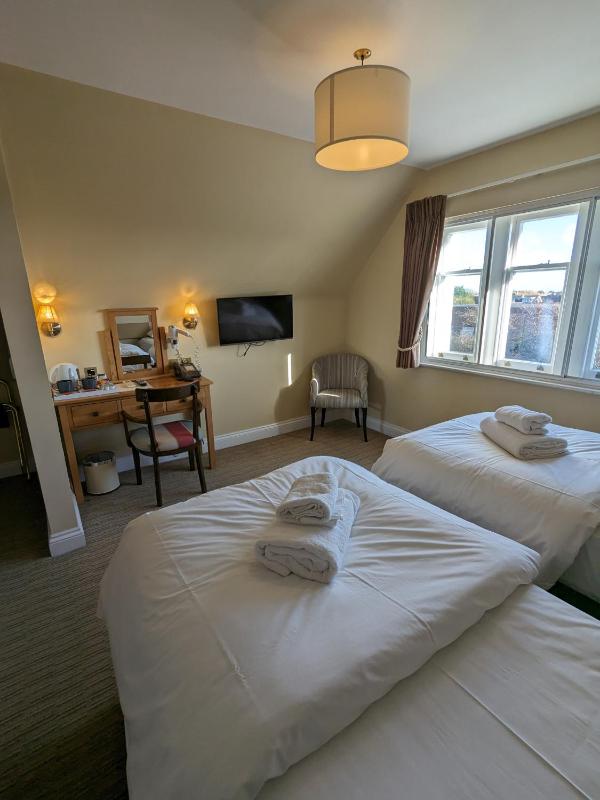 Super King/Twin Room image 3