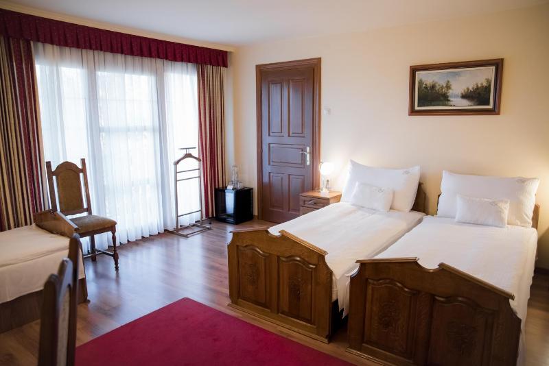 Superior Triple Room image 4