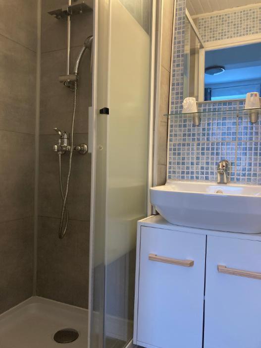 Standard Double Room image 4