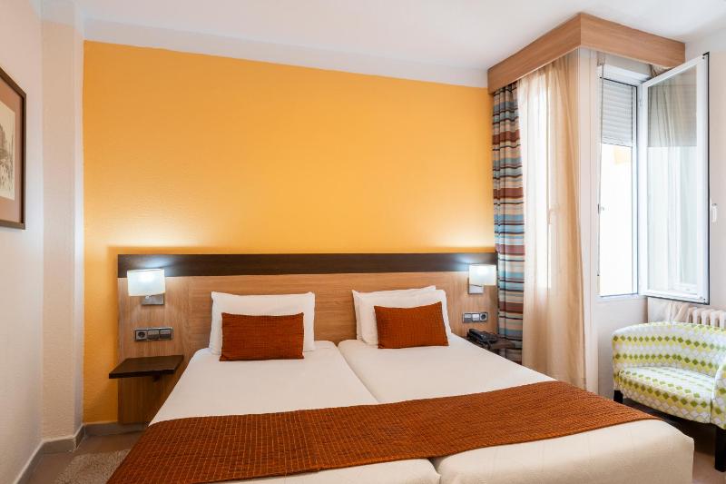 Double or Twin Room image 3