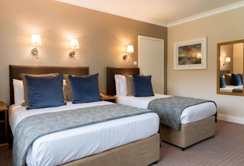 Twin Room image 4