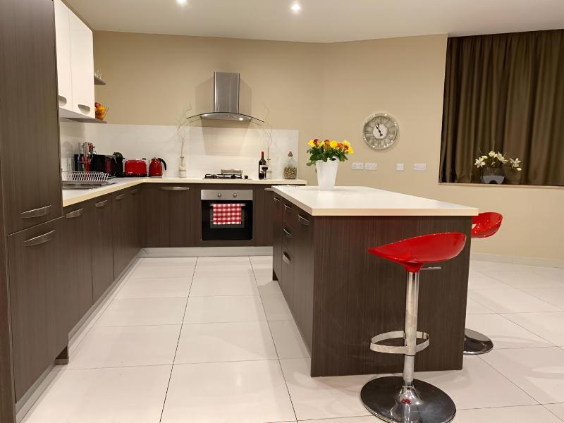 St. Julian's Super Bright And Spacious Seaview Apartment - image 10
