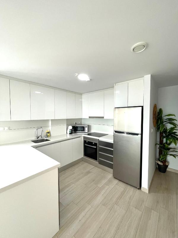 Luxury and Modern Beach Apartment with Sea Views - image 23