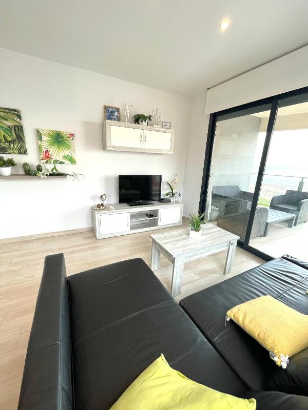 Luxury and Modern Beach Apartment with Sea Views - image 12