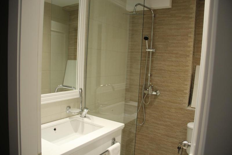 Deluxe Double Room image 2