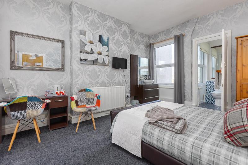 Double Room image 4