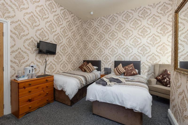 Twin Room image 4