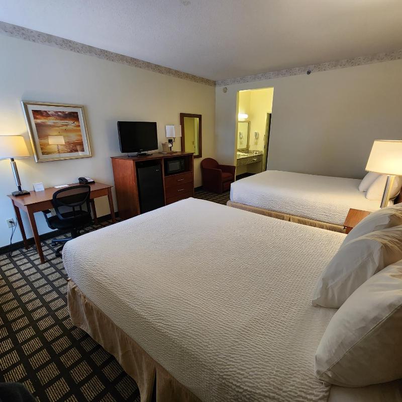 Queen Room with Two Queen Beds - Non-Smoking image 4
