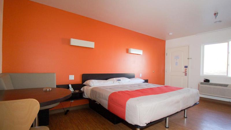 King Room - Non-Smoking image 3