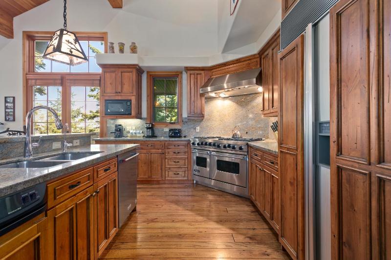 Six-Bedroom House image 3