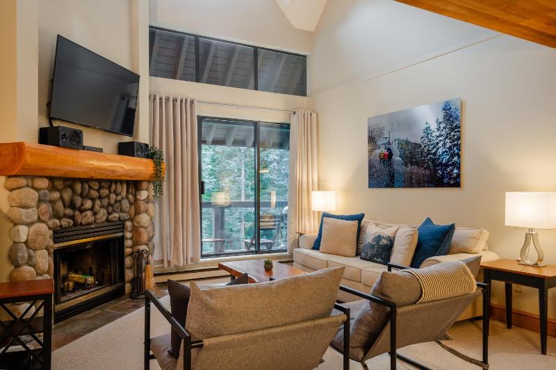 3BR in Foxglove Wood Burning Fireplace Mudroom Near Gondola Parking - image 1