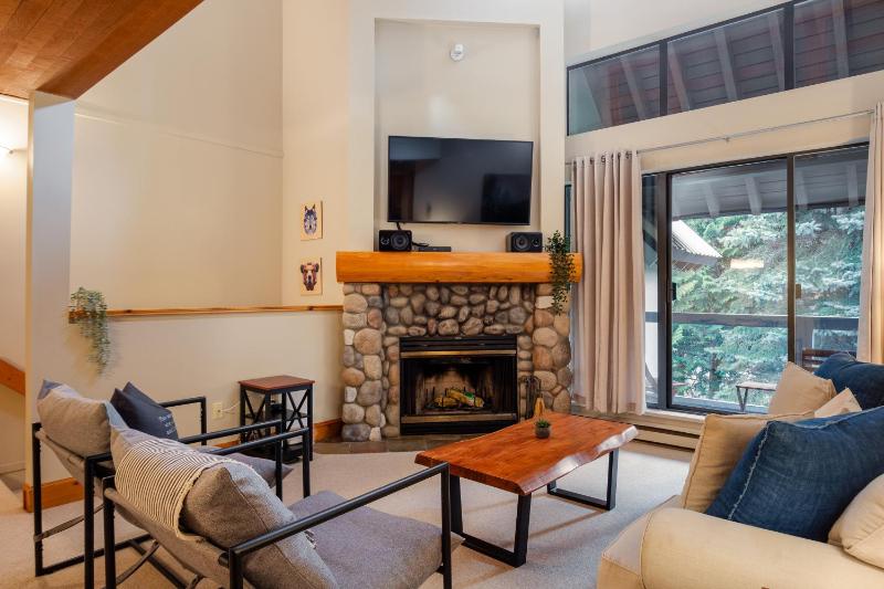3BR in Foxglove Wood Burning Fireplace Mudroom Near Gondola Parking - image 23