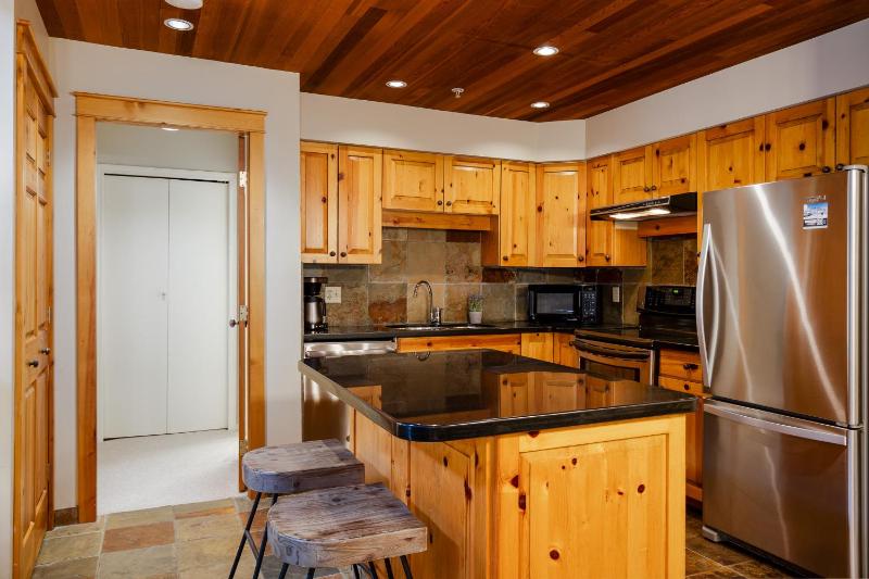 3BR in Foxglove Wood Burning Fireplace Mudroom Near Gondola Parking - image 8