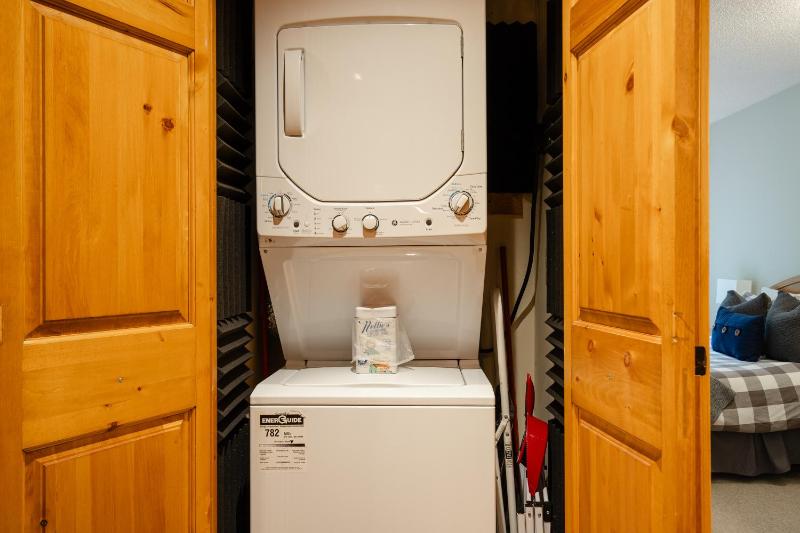 3BR in Foxglove Wood Burning Fireplace Mudroom Near Gondola Parking - image 10