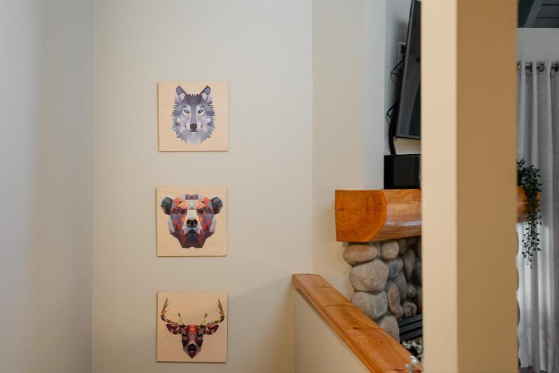 3BR in Foxglove Wood Burning Fireplace Mudroom Near Gondola Parking - image 7
