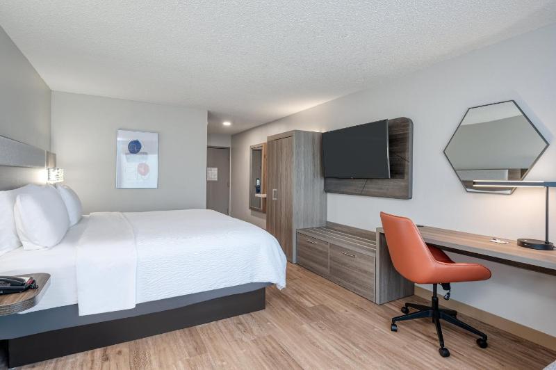 Standard King Room image 3