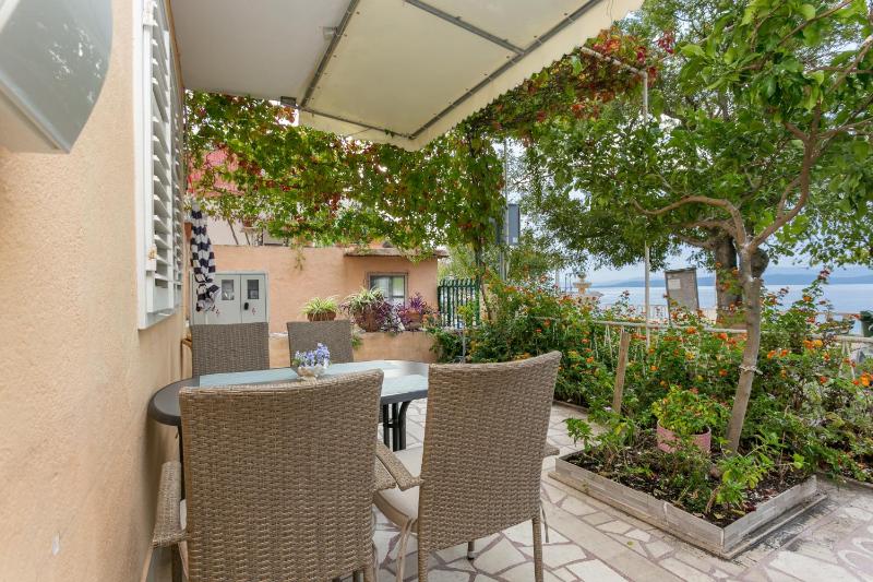 One-Bedroom Apartment with Terrace and Sea View image 4